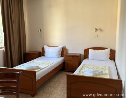 Hotel Chris, privatni sme&scaron;taj u mestu Sveti Vlas, Bugarska - double room with 2single beds_1